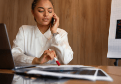 Femme assise devant un ordinateur portable