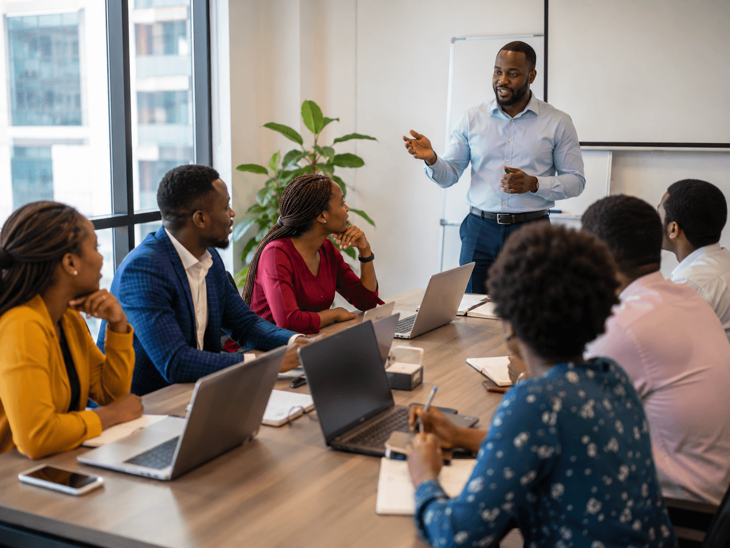 Formateur animant une session de formation professionnelle en entreprise
