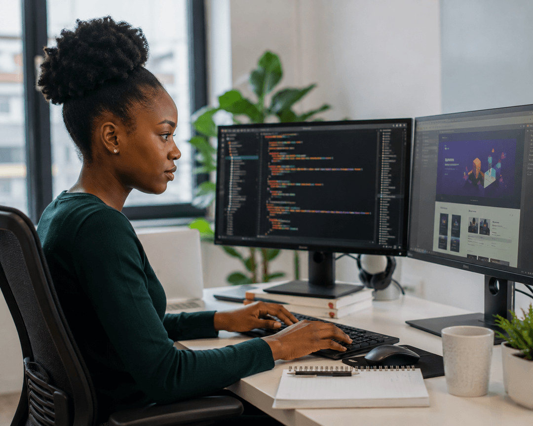 Développeuse travaillant sur du code face à deux écrans